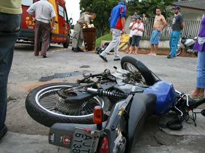 Motoqueiro ferido em acidente 