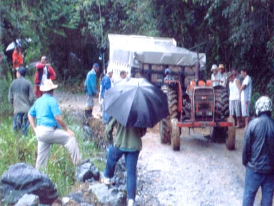 Caminhão atola na estrada da Itambé