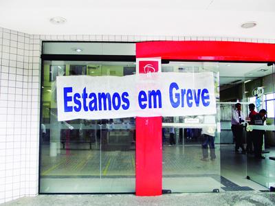 Bancários aderem à greve  por tempo indeterminado
