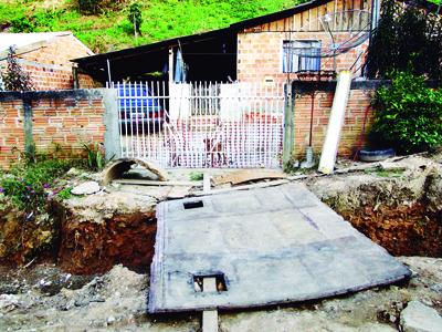 Família não consegue sair de casa com o carro