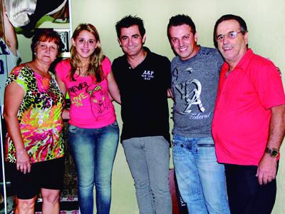 Aniversariante recebe surpresa de Willian & Renan