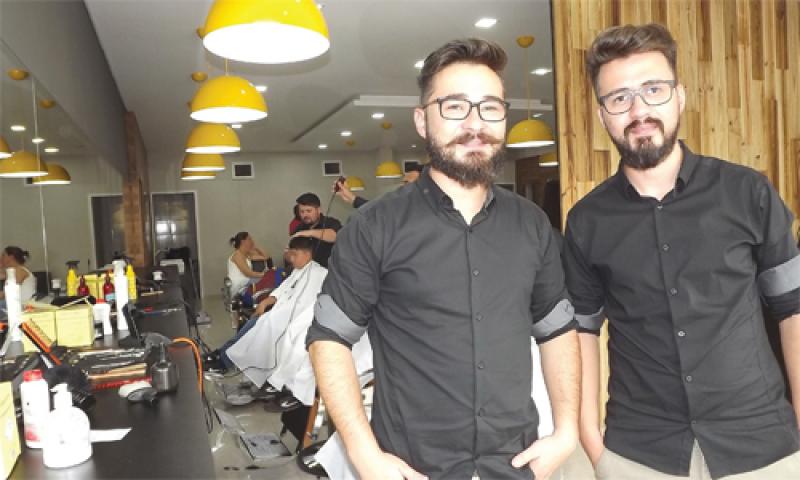 Segunda geração da família Gadotti inaugura barbearia