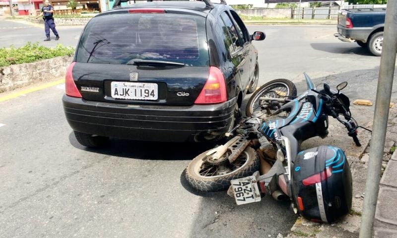 Motociclista ferido em acidente na rotatória próximo ao Condor 