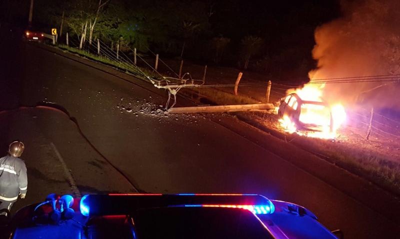 Veículo pega fogo depois de derrubar poste