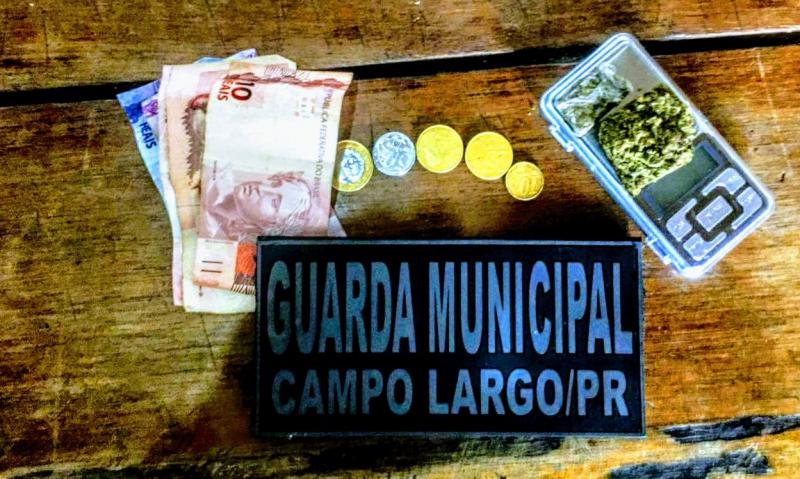 Suspeito preso pela GM portando droga na Praça do Sagrada 