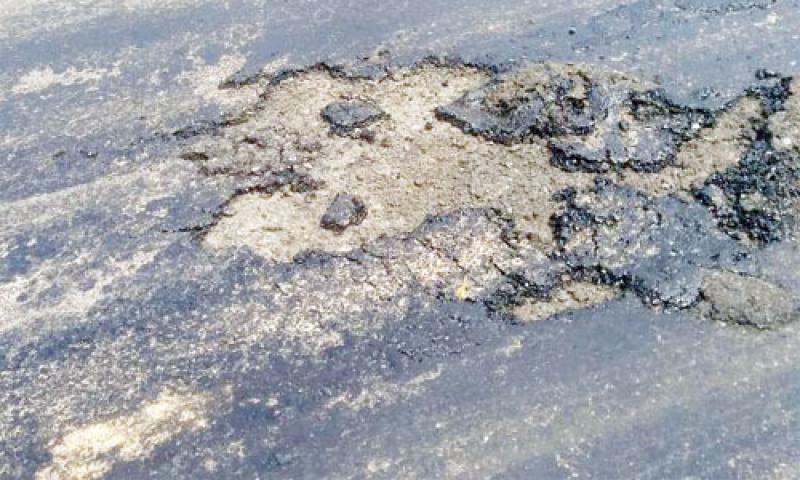Moradores reclamam de asfalto no Rivabem I