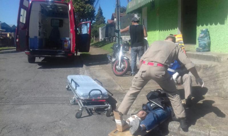 Motociclista ferido em queda na Rui Barbosa