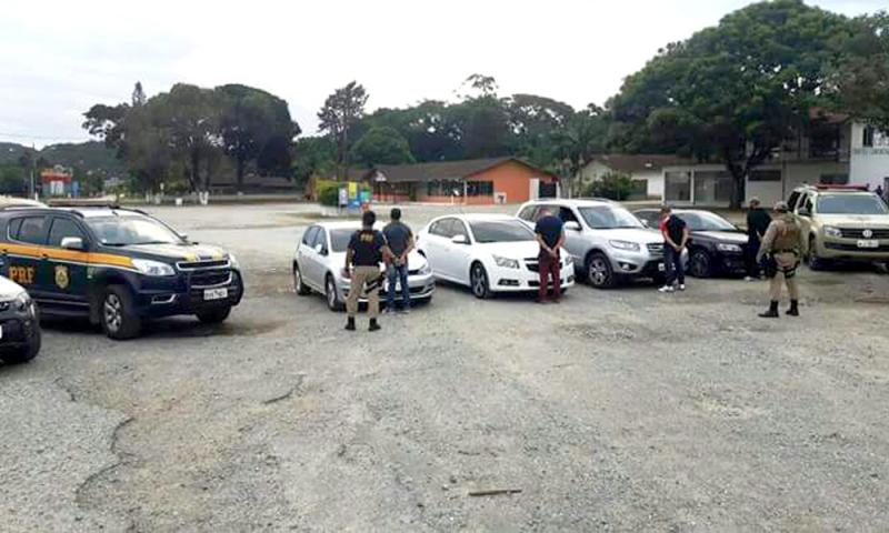 Veículo Cruze roubado em Campo Largo localizado em SC