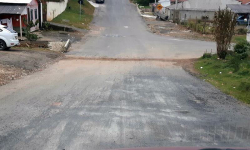 Moradores reclamam da qualidade do asfalto e buracos no Santa Ângela