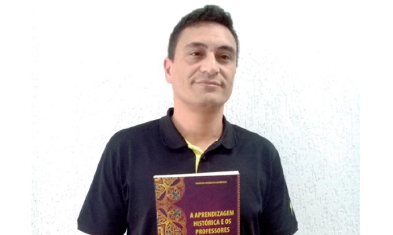Professor de História lança livro sobre Educação Básica