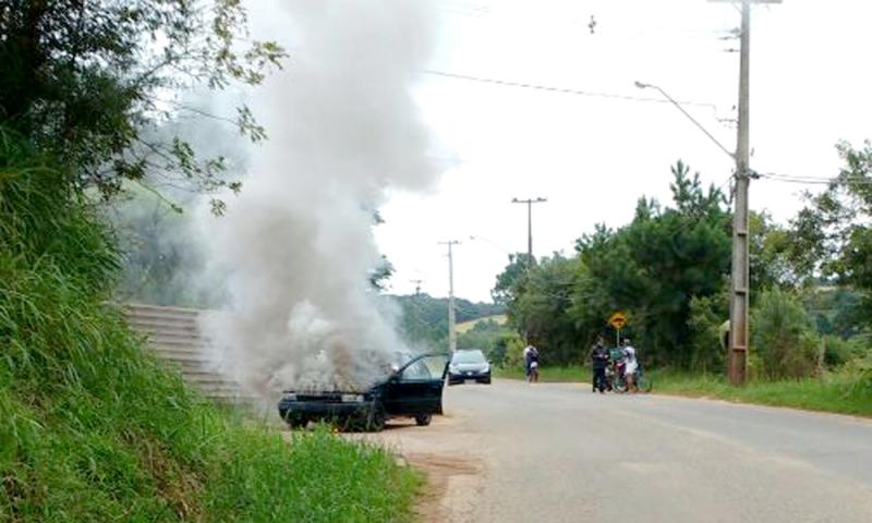Veículo pega fogo no Botiatuva