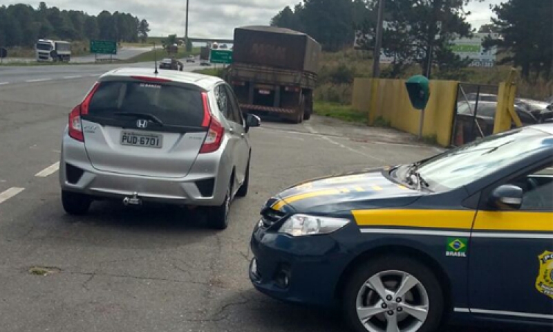 PRF prende três suspeitos com Honda furtado em MG