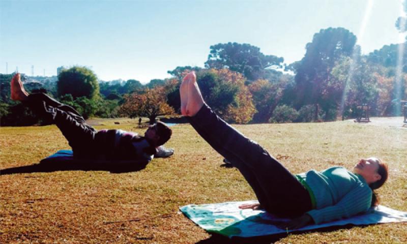 Instrutor de Kundalini Yoga dá aulas gratuitas no Parque Cambuí