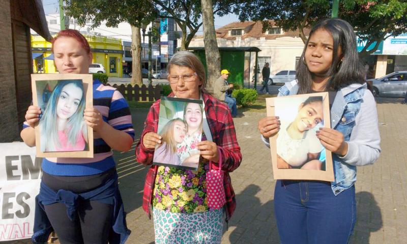 Familiares e amigos das mulheres atropeladas pedem justiça em protesto na praça