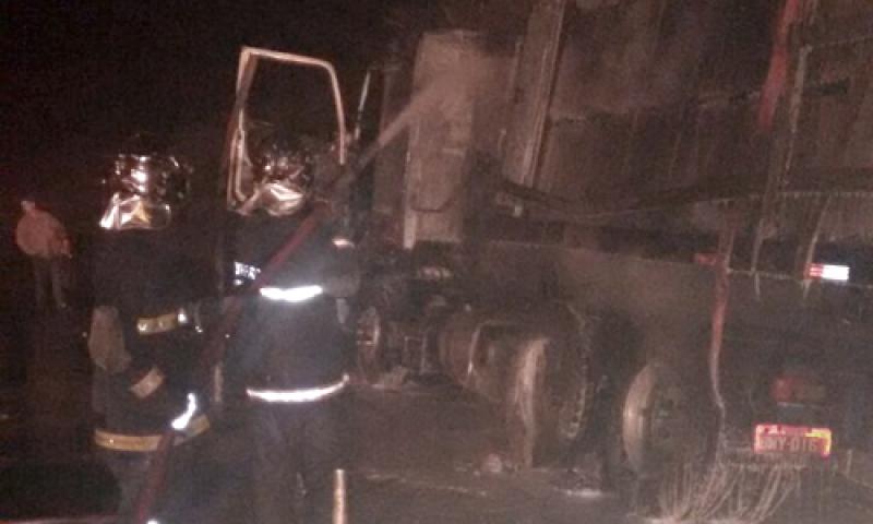 Caminhão com carga de compensado pega fogo no km 125