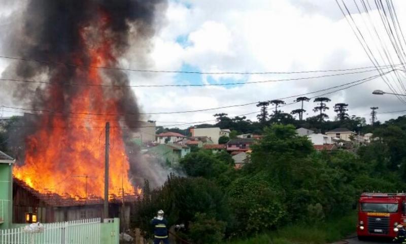 Residência consumida pelo fogo na Vila São João