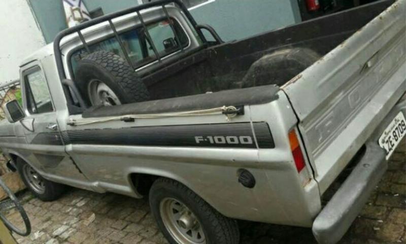 Camionete F1000 furtada na Rui Barbosa