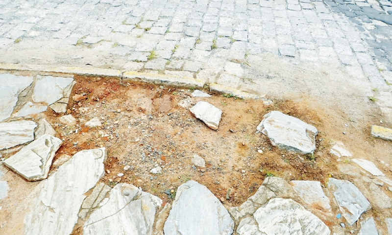 Calçadas com buracos podem causar acidentes e prejuízos