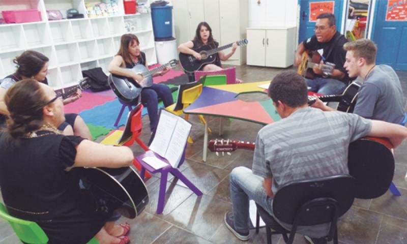 Projeto de aulas gratuitas de violão recebe selo do Sesi