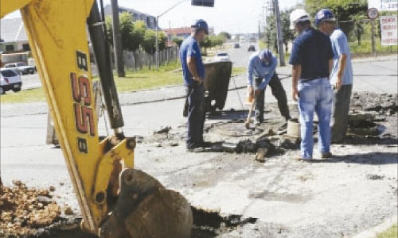 Prefeitura faz recapamento de buraco em anel viário central