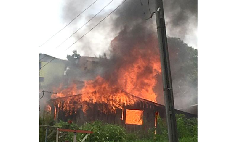 Bombeiros combatem incêndio em residência no Bom Jesus