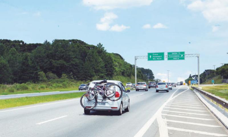 Saiba como transportar bicicletas e pranchas e evite multas