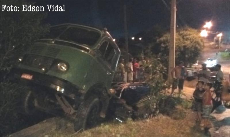 Caminhão desgovernado cai no rio no São Vicente