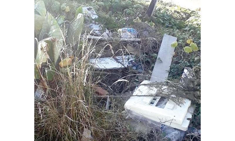 Lixo acumulado em terreno vazio preocupa moradores do Águas Claras