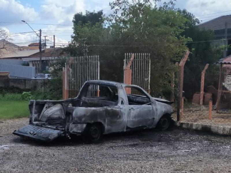 Veículo é consumido pelo fogo no pátio de empresa de gás na Vila Bancária 