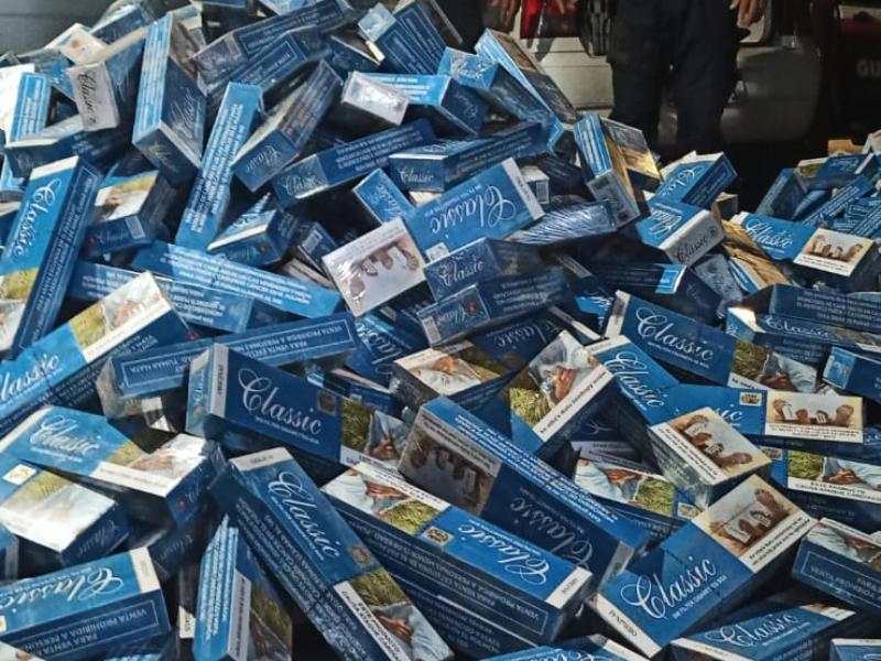 Guarda Municipal apreende mais de 1300 maços de cigarro em Bateias e dois homens são presos