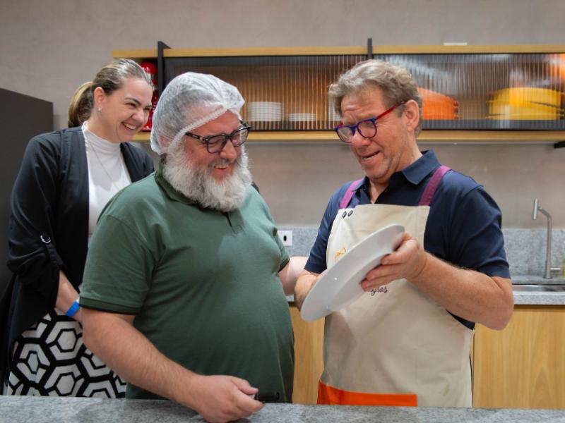 Encontro emocionante e aula-show marcam a Feira da Louça Gourmet com a presença de Claude Troisgros