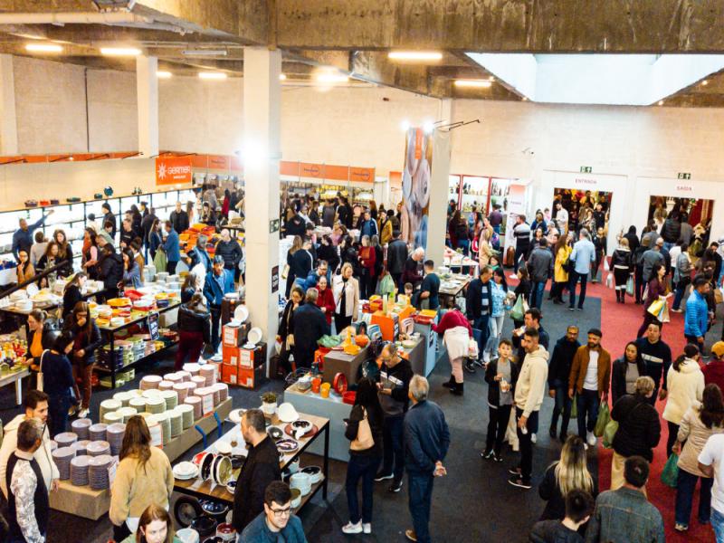 Feira da Louça atrai mais de 100 mil visitantes nos primeiros dias e continua com preços imperdíveis