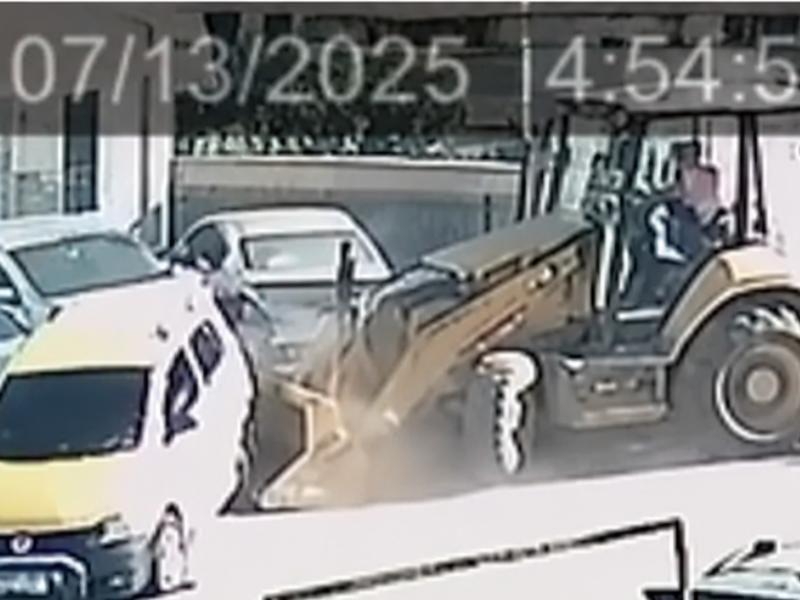 Retroescavadeira atinge cinco veículos durante obra de pavimentação na Rua Luiz Rivabem