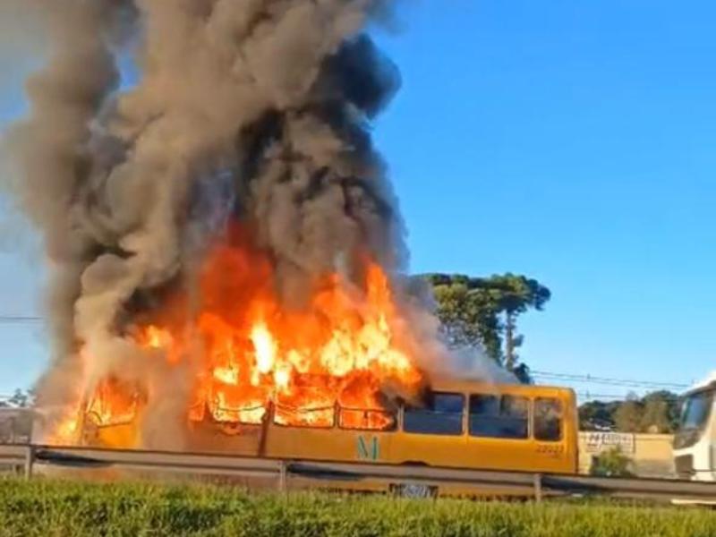Coletivo pega fogo na BR-277 e passageiros conseguem sair sem ferimentos