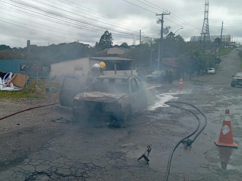 Incêndio destrói veículo em frente ao Posto Bom Jesus em Campo Largo