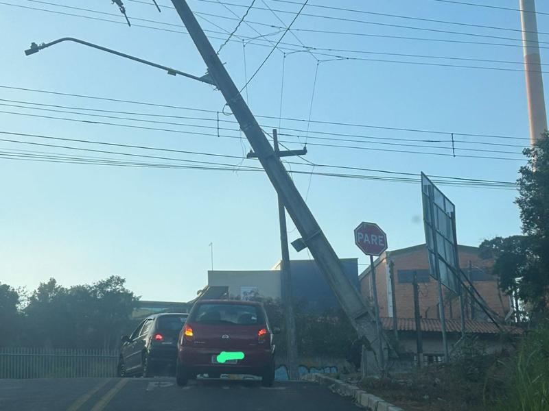 Veículo não vence a subida e quebra poste no São Vicente em Campo Largo 