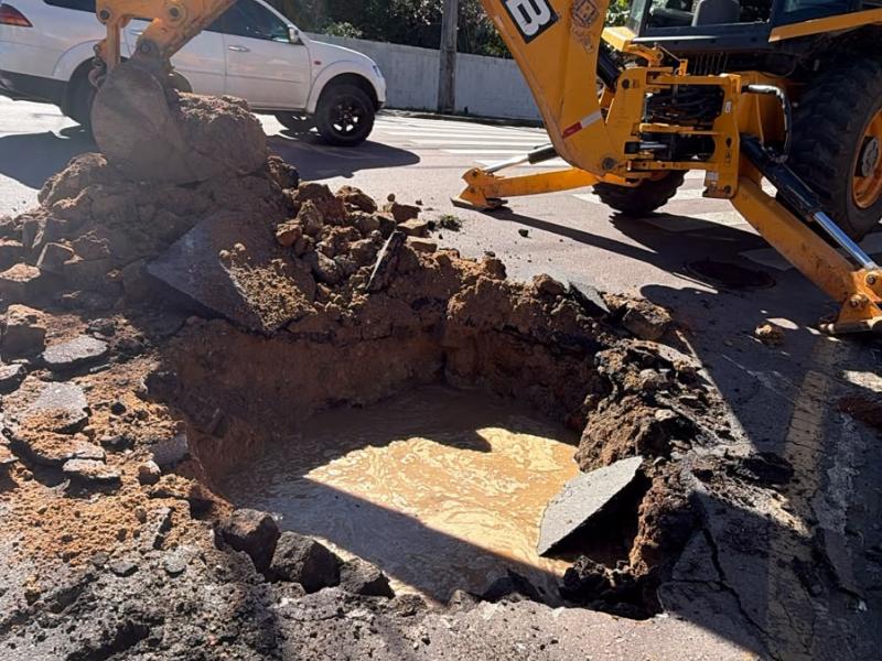 Caminhão afunda em trecho de rua após rompimento de rede de água em Campo Largo
