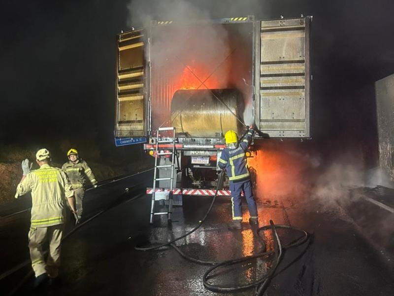 Incêndio em carreta interdita BR-277 na Serra de São Luiz do Purunã