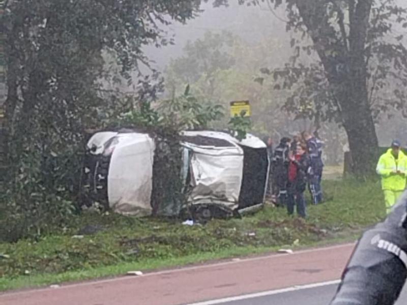 Três pessoas ficam feridas após capotamento na BR-277, em São Luiz do Purunã