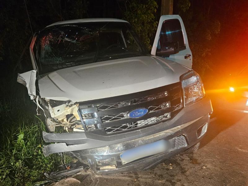 Três pessoas ficam feridas em colisão entre dois veículos na região de Bateias