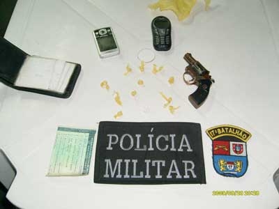 Policiais militares abordam menores 
