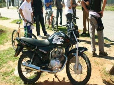 Menor pilotando motocicleta sofre ferimentos em acidente