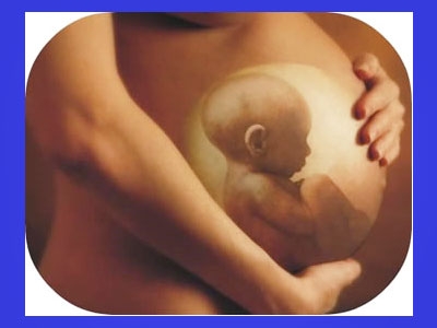 Feto é operado dentro da barriga da mãe