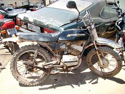 Policiais apreendem moto sem placa