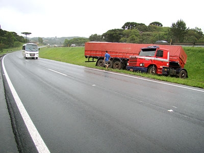 Carreta faz ?L? e assusta na pista da BR 277