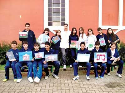 Alunos pintam telas ao ar livre