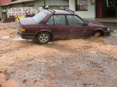 Carro encalha numa valeta do esgoto 