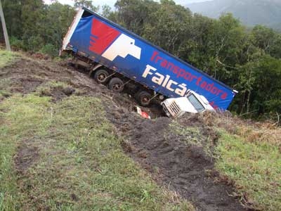 Carreta faz ?L?  e cai no precipício 