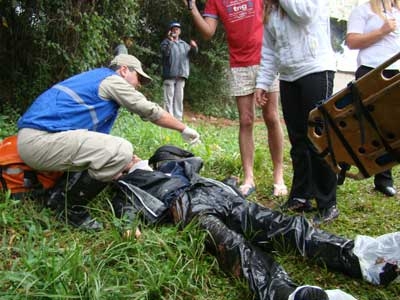 Motoqueiro cai ao passar na Alcebíades 