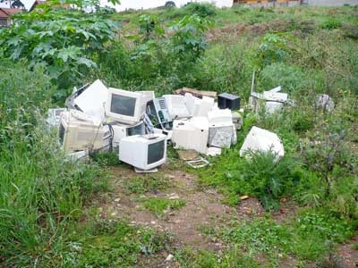 Computadores são jogados em terreno 